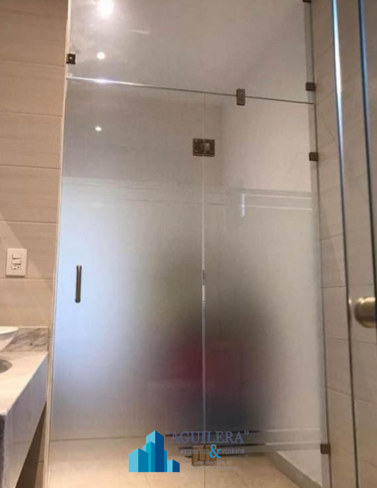 Fachada comercial de aluminio y vidrio