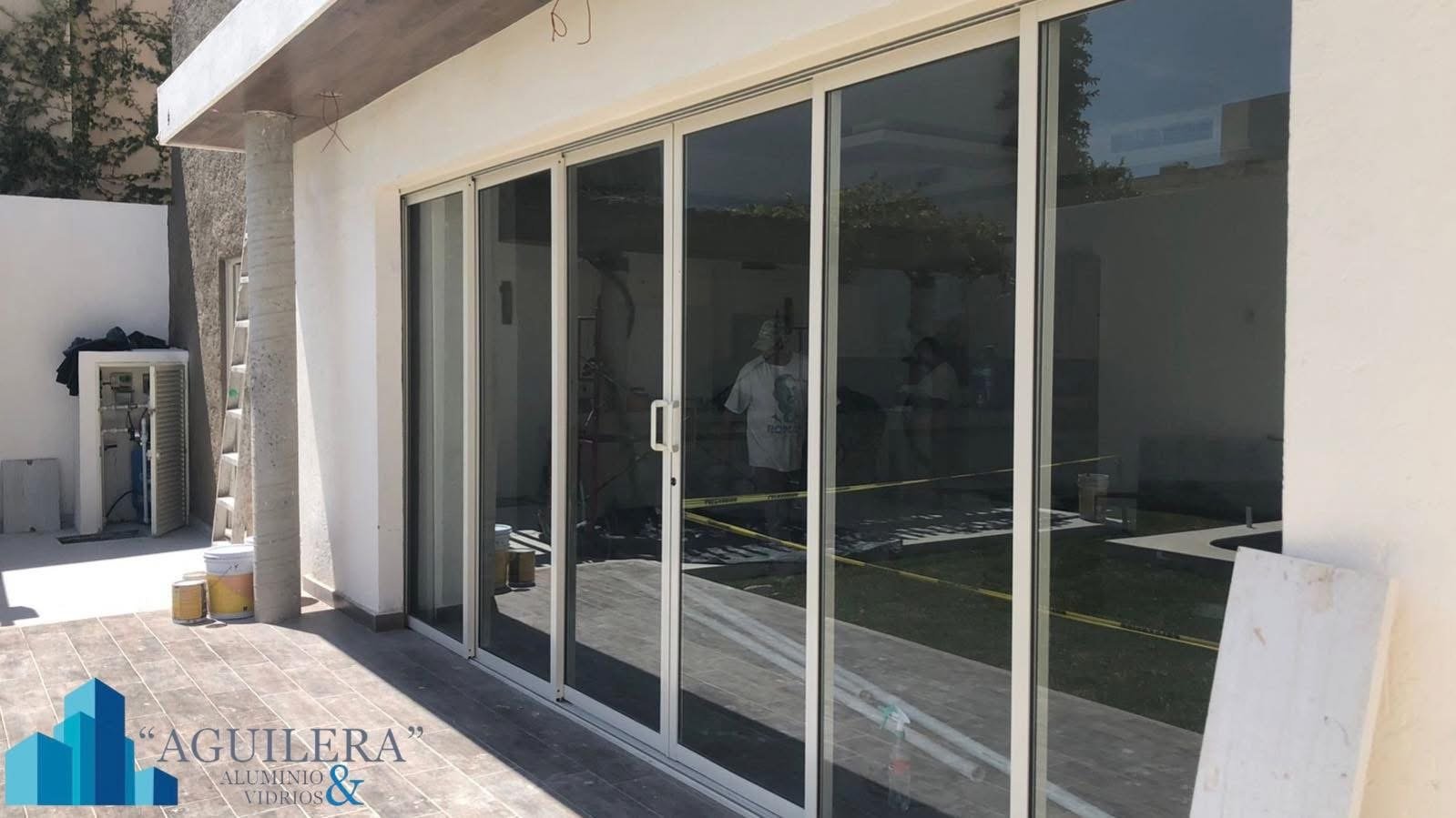 Instalacion profesional de canceleria de aluminio y vidrio templado en proyecto residencial